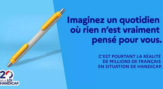 Sur un fonds bleu, on voit un crayon avec deux embouts identiques. Un message indique à droite "Imaginez un quotidien où rien n'est vraiment pensé pour vous. C'est pourtant la réalité de millions de français en situation de handicap".